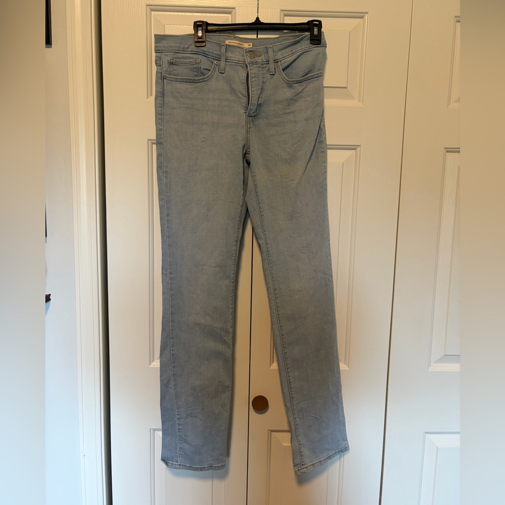 Shaping Straight Levi Jeans